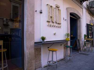 Nel quartiere Murat, in via Andrea da Bari, � presente da tre anni �R� Peruano� la cui grande scritta di color beige a caratteri cubitali domina l�ingresso